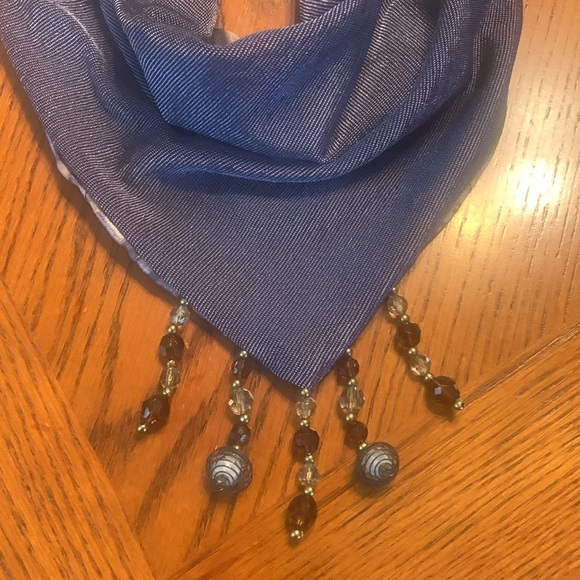 Copy NWOT Beautiful Easy to Where Scarf - Snap Closure In Back, Reversible - Picture 11 of 16